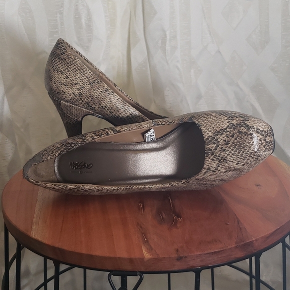 SALE 🖤👠 Snake Print Heels - Picture 2 of 7